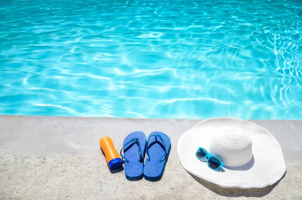 Zomer achtergrond met hoed, zonnebril, zonnebrandcrème en flip-flops — Stockfoto