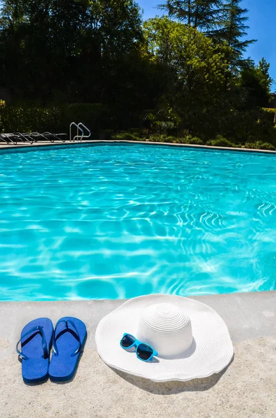 Achtergrond van de zomer met slippers, hoed en zonnebril in de buurt van de p — Stockfoto