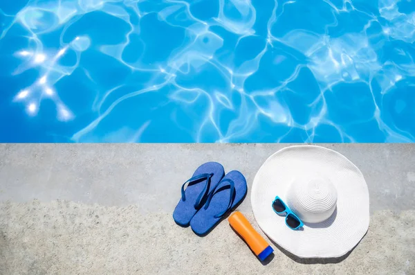 Nyári háttér, kalap, flip papucs és a p közelében napszemüveg — Stock Fotó