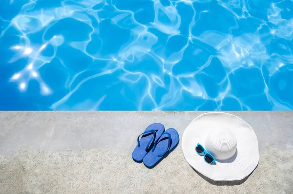 Fondo de verano con sombrero, chanclas y gafas de sol cerca de la p —  Fotos de Stock