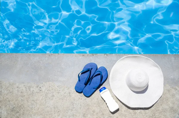 Sommaren bakgrund med hatt, flip flops och solskydd nära po — Stockfoto