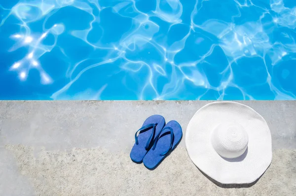 Fundo de verão com chapéu, chinelos e óculos de sol perto do p — Fotografia de Stock