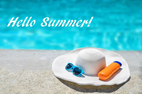 Olá fundo de verão com chapéu, óculos de sol e protetor solar perto — Fotografia de Stock