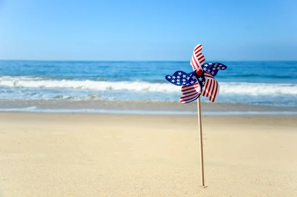 Fondo patriótico de EE.UU. en la playa de arena — Foto de Stock