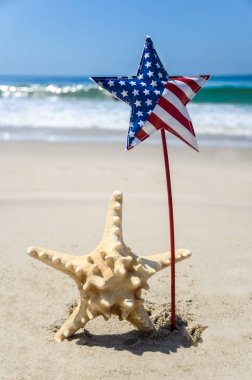 Kumlu sahilde deniz yıldızı ile vatansever ABD arka plan