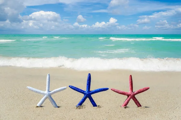 Fondo patriótico de EE.UU. en la playa de arena — Foto de Stock