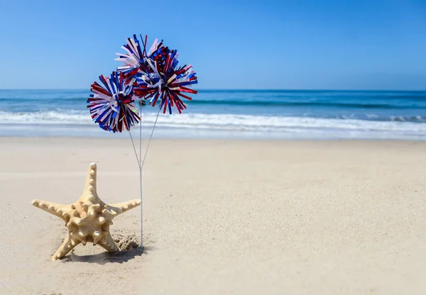 Fondo patriótico de EE.UU. con estrellas de mar en la playa de arena —  Fotos de Stock