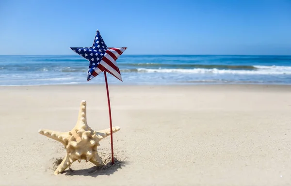 Vlastenecké Usa pozadí s hvězdice na písečné pláži — Stock fotografie