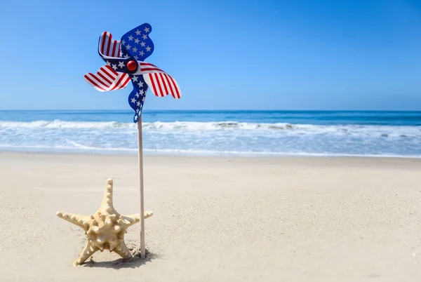 Patriótico EUA fundo com estrela do mar na praia de areia — Fotografia de Stock