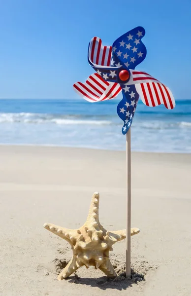 Patriotische USA Hintergrund mit Seesternen am Sandstrand — Stockfoto