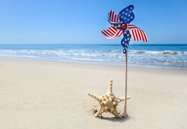 Patriotische USA Hintergrund mit Seesternen am Sandstrand — Stockfoto