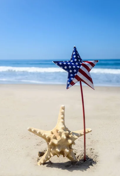 Kumlu sahilde deniz yıldızı ile vatansever ABD arka plan — Stok fotoğraf