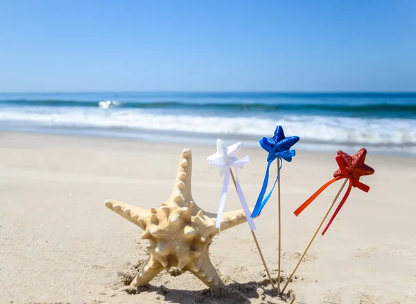 Patriotic USA background with starfish on the sandy beach — Stock Photo, Image