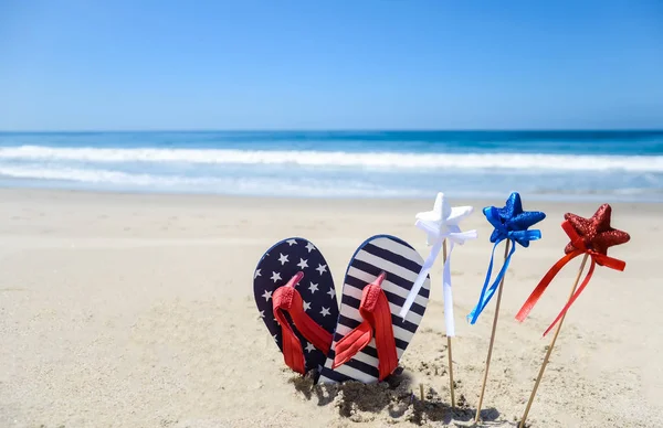 Патриотический фон США на песчаном пляже — стоковое фото