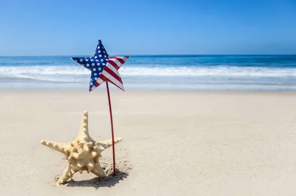 Patriotische USA Hintergrund mit Seesternen am Sandstrand — Stockfoto