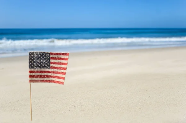 Патриотический фон США на песчаном пляже — стоковое фото