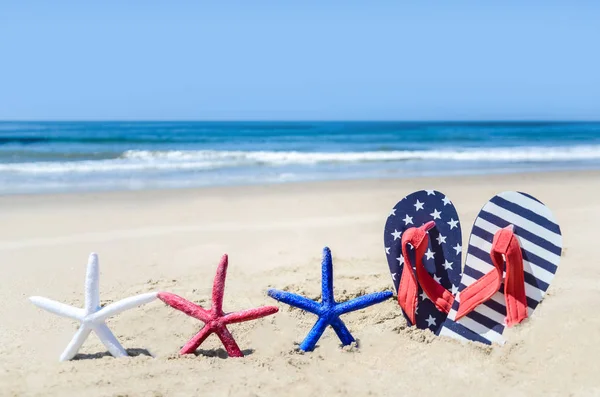 Patriotic USA background with starfish on the sandy beach — Stock Photo, Image