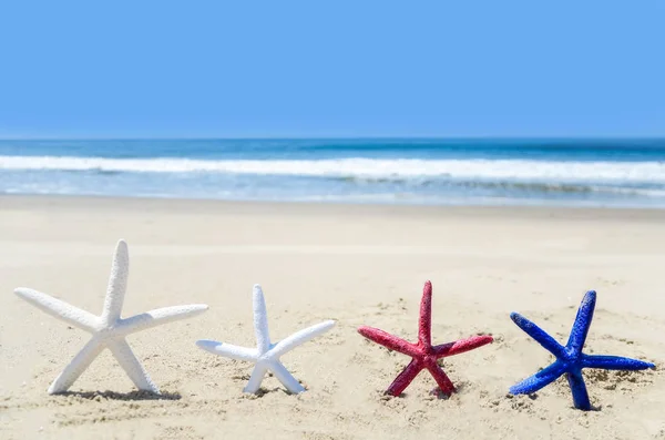 Patriotiska Usa bakgrund med starfishes på sandstranden — Stockfoto