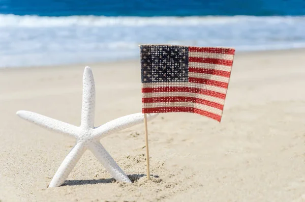 Патриотический фон США с морской звездой на песчаном пляже — стоковое фото