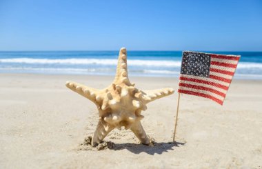 Kumlu sahilde deniz yıldızı ile vatansever ABD arka plan