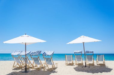 Plaj sandalyeleri yakınındaki okyanus arka plan