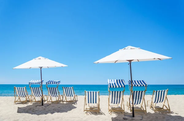 Пляжные стулья на фоне океана — стоковое фото