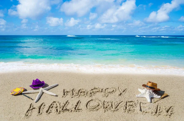 Halloween bakgrund på stranden med starfishes — Stockfoto