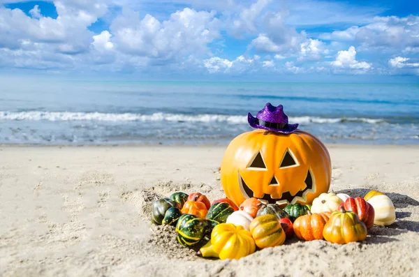 Halloween abóbora fundo na praia — Fotografia de Stock