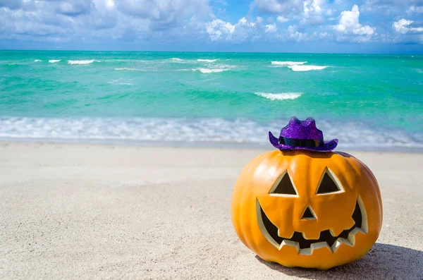 Halloween pompoen achtergrond op het strand — Stockfoto