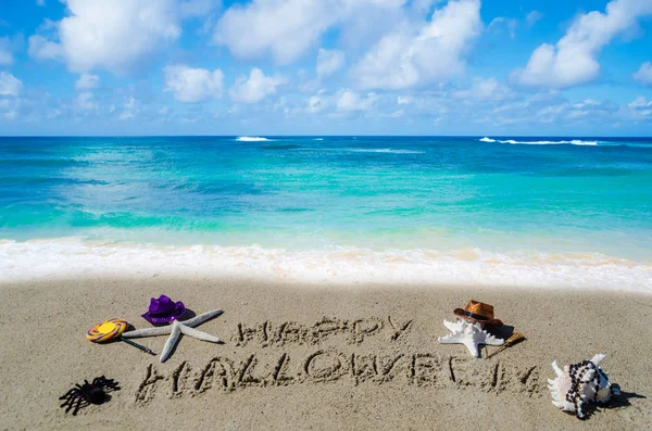 Halloween bakgrund på stranden med starfishes — Stockfoto