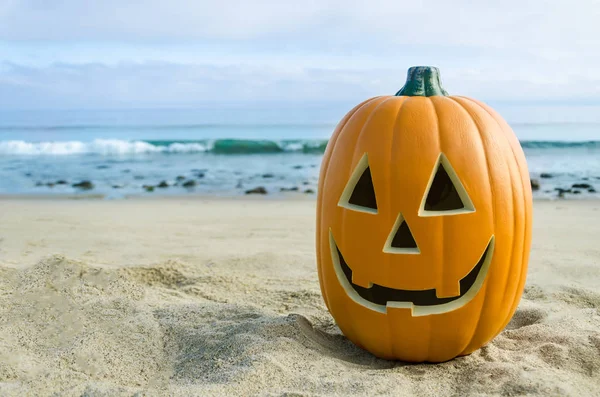 Halloween abóbora fundo na praia — Fotografia de Stock