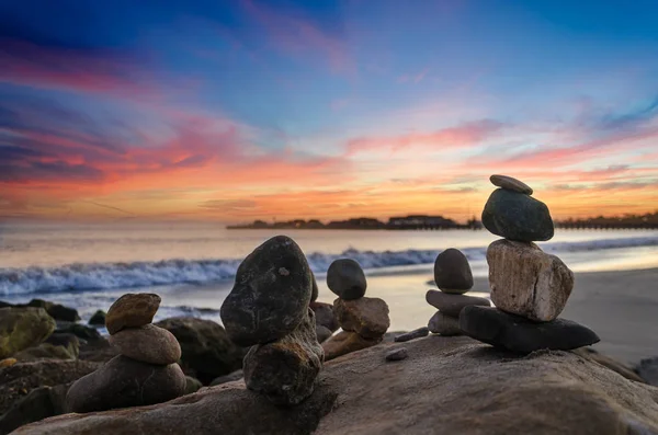 Santa Barbara strand sunset kiegyensúlyozott kövekkel — Stock Fotó