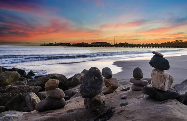 Praia de Santa Barbara por do sol com rochas equilibradas Imagens Royalty-Free
