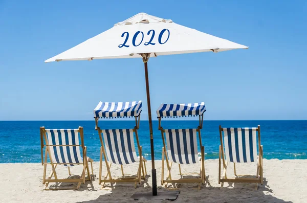 Символ с номера 2020 на пляжном зонтике — стоковое фото