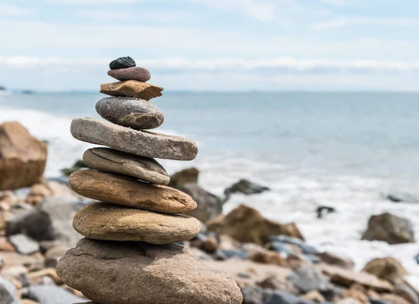 Balansade staplade stenar på stranden — Stockfoto