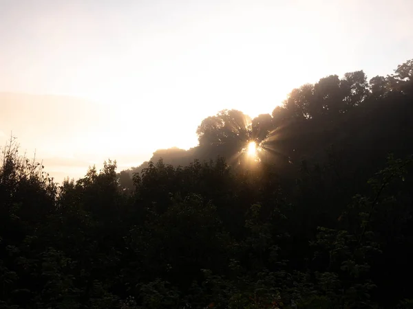 Пейзаж Пік гір з сонячним сяйвом вранці . — стокове фото