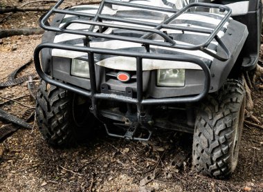 Atv 'in ön tarafı ormanda tek başına park edilmiş..