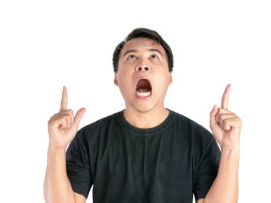 Asyalı adamın şaşırmış yüzü siyah tişört giyiyor.