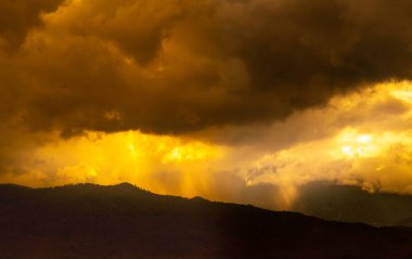 Akşamları yağmurdan önce büyük bulutlar ile koyu gri dramatik gökyüzü.