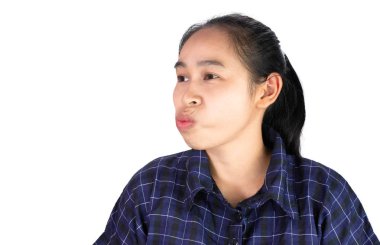 Asyalı genç kadın, dişlere yapışan ve beyaz arka planda izole edilmiş yiyecek artıkları nedeniyle dişleri temizlemek için dilini kullanıyor..
