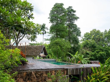 Tayland 'ın kuzeyindeki güzel parkta yüzme havuzu..