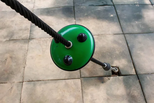 Fionde di corda nel parco giochi, utilizzare per il fissaggio con il pavimento per — Foto Stock