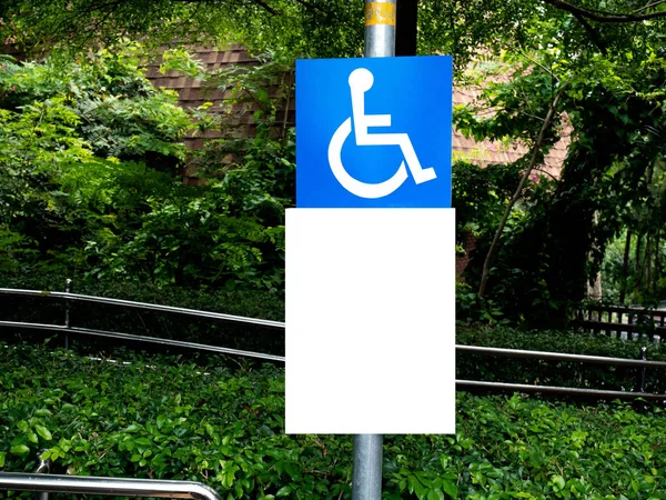 Señal para discapacitados en silla de ruedas en la rampa de hormigón en el parque . — Foto de Stock