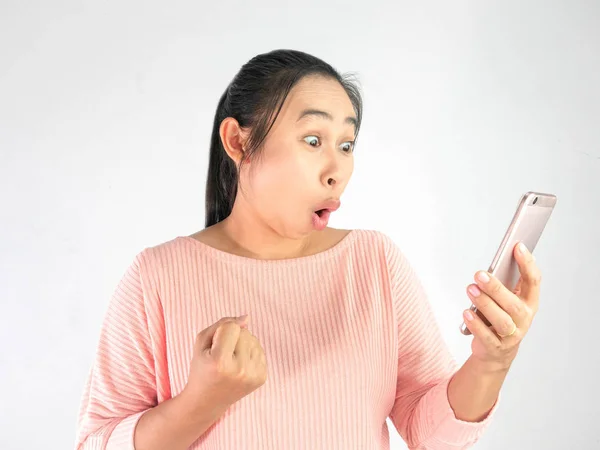 Азійська жінка шокувала те, що бачила у смартфоні і зробила крок. — стокове фото