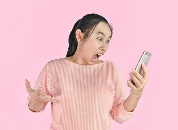 Ασιάτισσα γυναίκα θυμωμένος και έξαλλος αυτό που βλέπει στο smartphone, είναι — Φωτογραφία Αρχείου