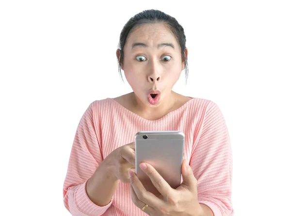 Mulher asiática chocou o que ela vê no smartphone e apontando — Fotografia de Stock
