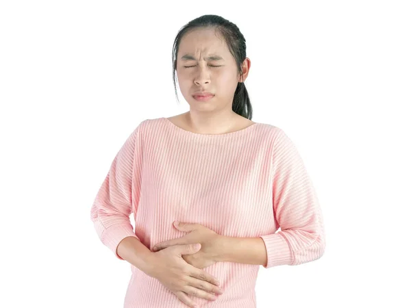Mulher asiática pouco saudável que sofre de dor de estômago e mantém as mãos — Fotografia de Stock