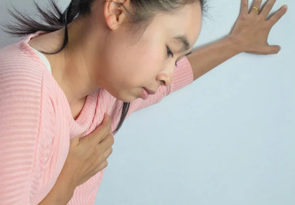 Asiática jovem mulher sofrendo de dor no peito causada pelo coração dise — Fotografia de Stock