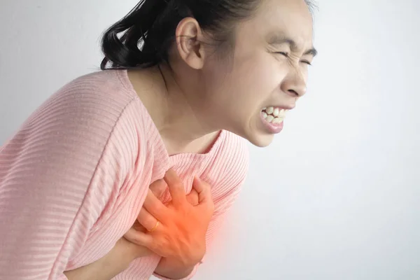 Asiatico giovane donna suffering da petto pain caused da heart dise — Foto Stock