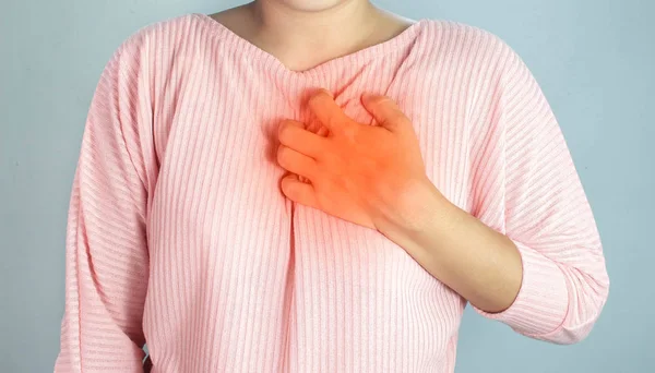 Asian young woman suffering from chest pain caused by heart disease. — Stock Photo, Image